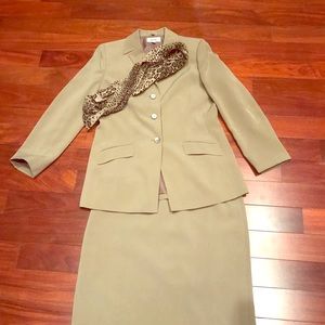 Le Suit business suit